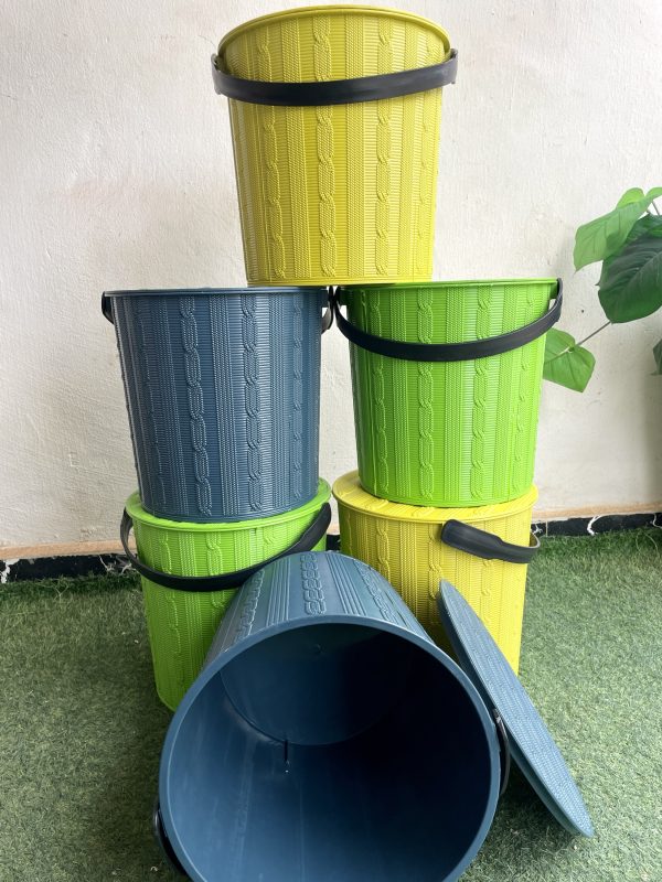 Bucket with cover