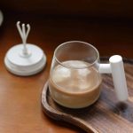 Automatic mixing glass cup